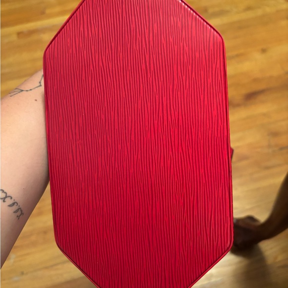 Louis Vuitton Red Epi sac Depaule - Picture 4 of 10